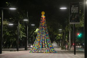 Pino navideño. Paseo Pedro Molina