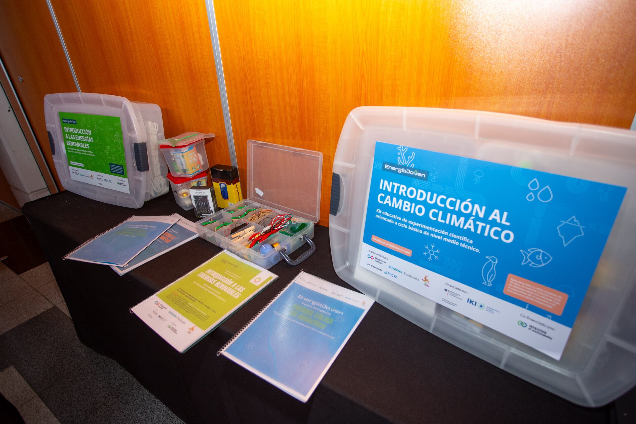 143eb352-9527-828c-d2d2-836c54c0546a