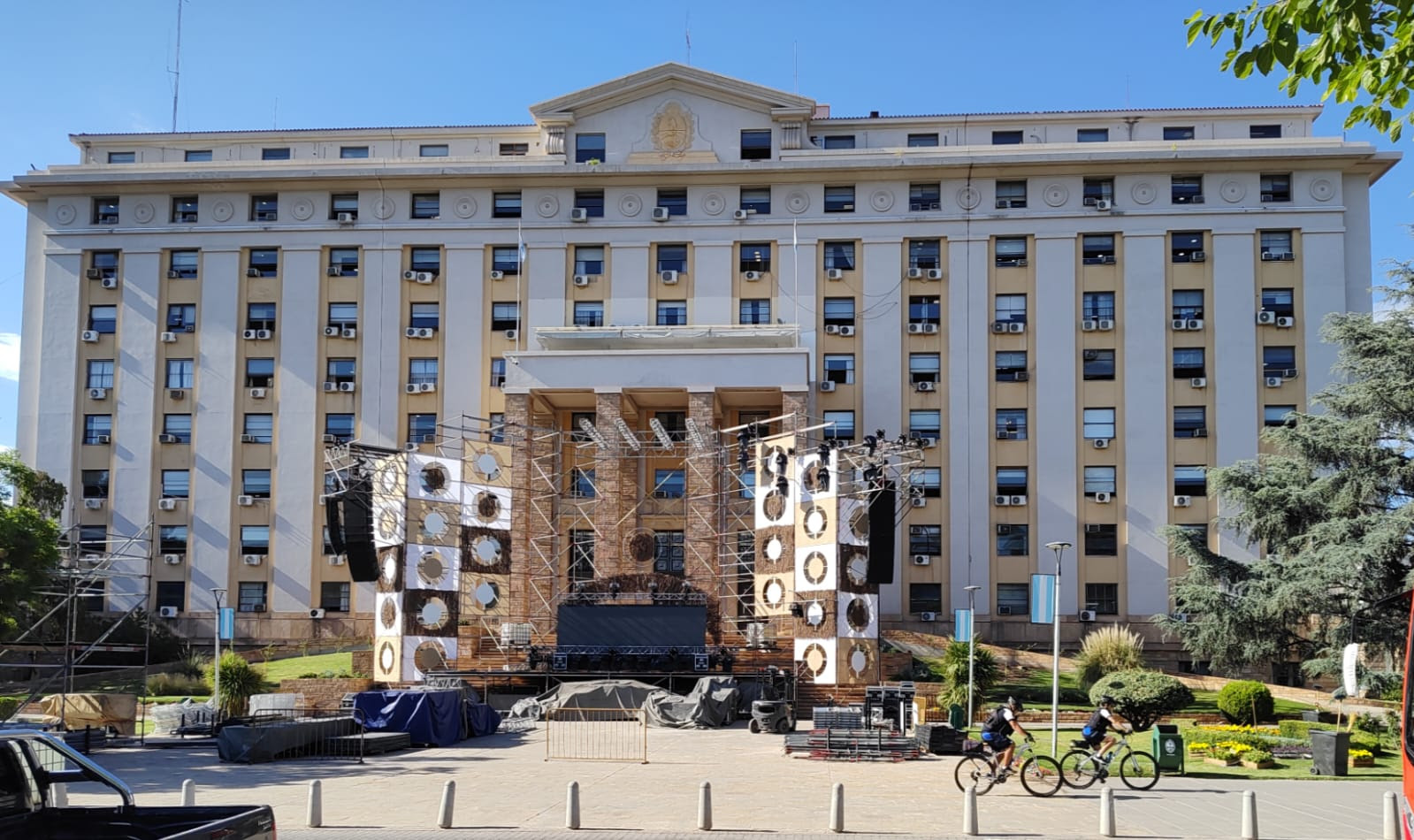 <b>Error:</b> can't render field data in the current format. You can try "Get child value" callback. Available children: rendered. Or one of array-related callbacks - "Multiple select field values", "Checkbox field values", "Checked values list" etc