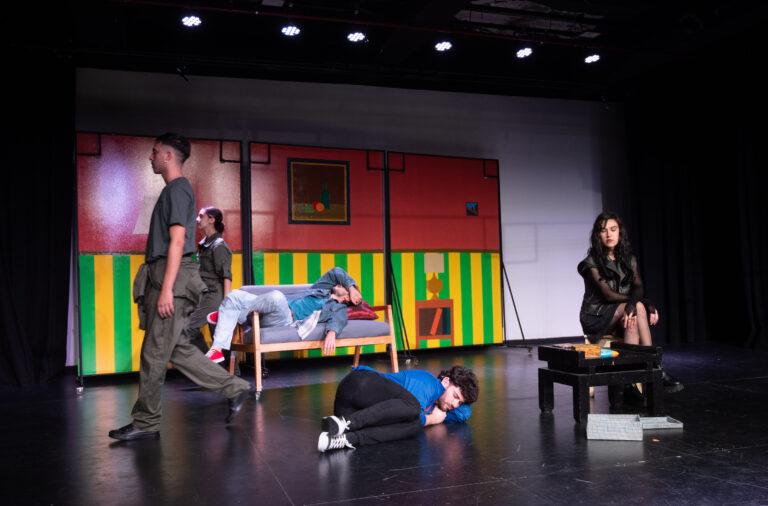 Estrenó la Comedia Municipal 2025 con una obra que viaja al pasado para desatar un thriller