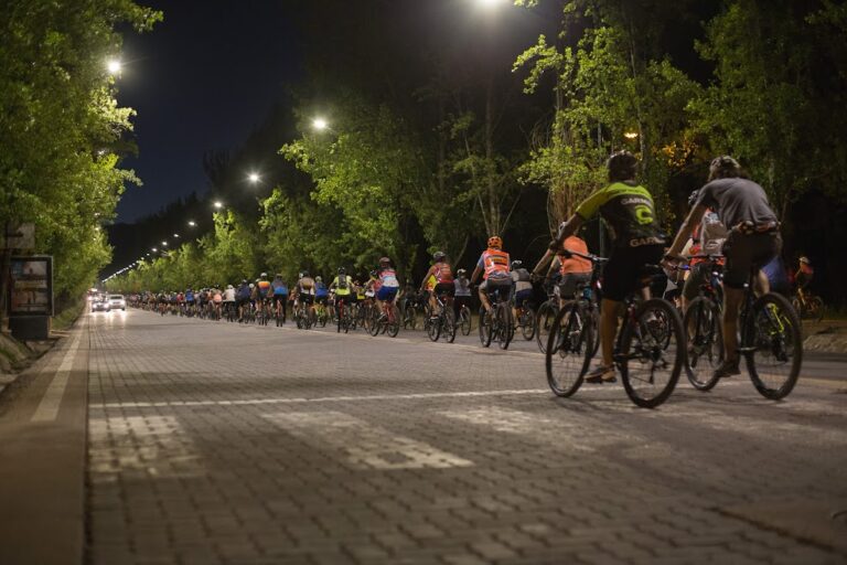 Bicitour nocturno: una invitación a redescubrir la Ciudad de Mendoza en dos ruedas
