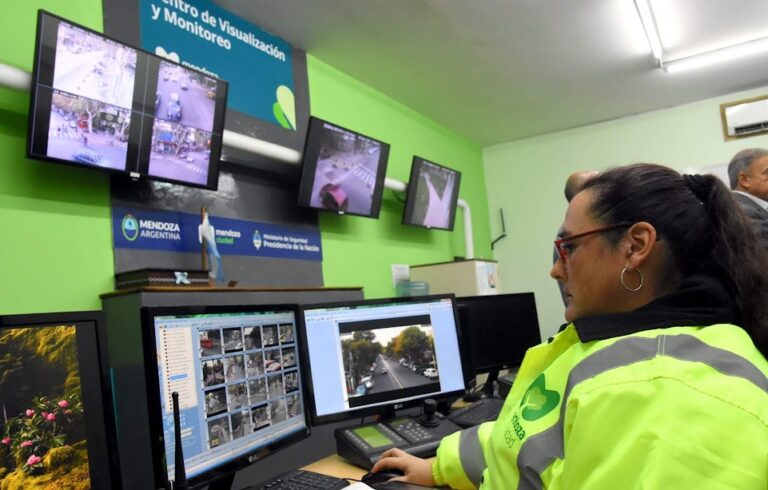 Preventores rescataron a un bebé que había quedado encerrado dentro de un vehículo
