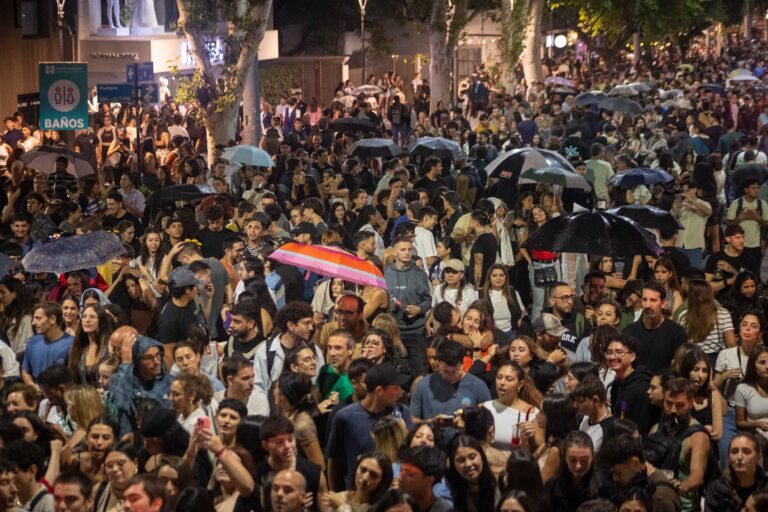 Una Arístides colmada vibró al ritmo de los beats y acordes de Conociendo Rusia y Ezequiel Arias