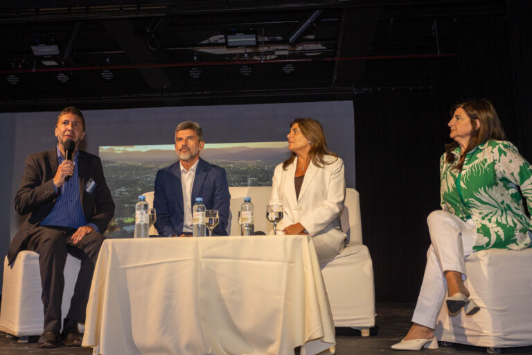 Ulpiano Suarez encabezó la apertura del 30° Encuentro de Municipios Turísticos en el teatro Quintanilla