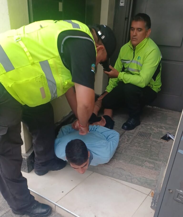 Preventores y policías detuvieron a un hombre tras un hurto en el barrio Bombal