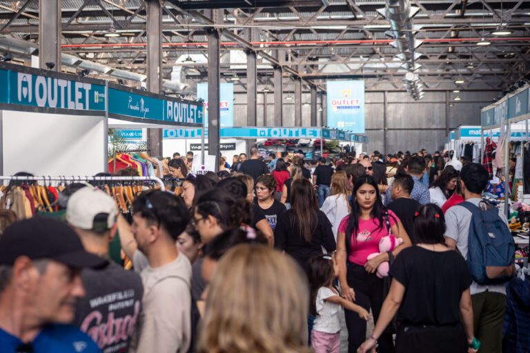Una Nave Cultural colmada marcó el exitoso inicio del Outlet de la Ciudad, que continúa este domingo