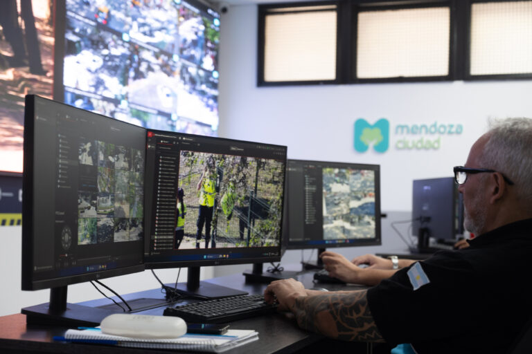 Preventores y agentes de la policía detuvieron a un hombre que había robado una batería