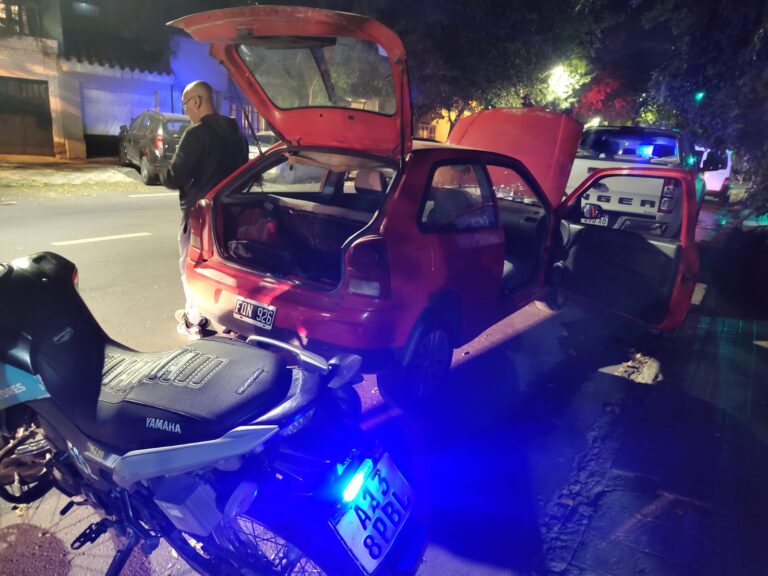 Preventores y agentes de la policía detuvieron a dos personas que estaban robando ruedas
