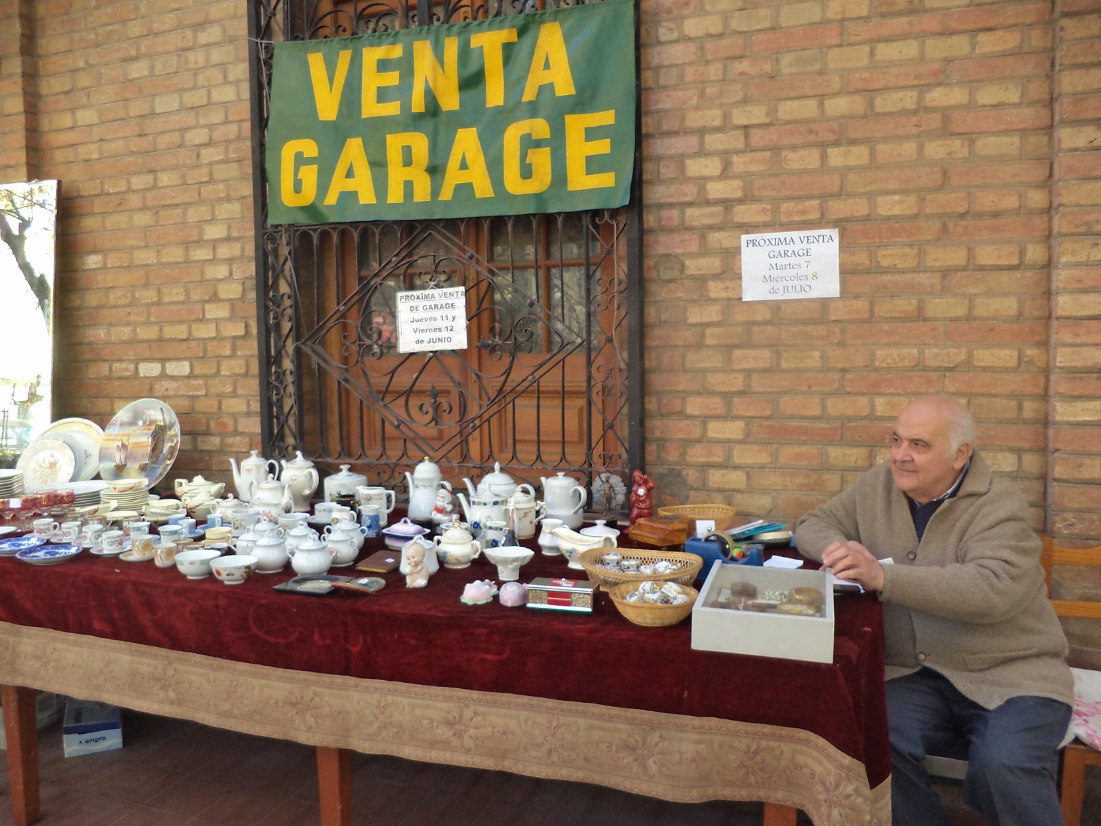 Angel Lembo anticuario y antiguedades coleccionista en su casa de la Quinta venta de garage 1