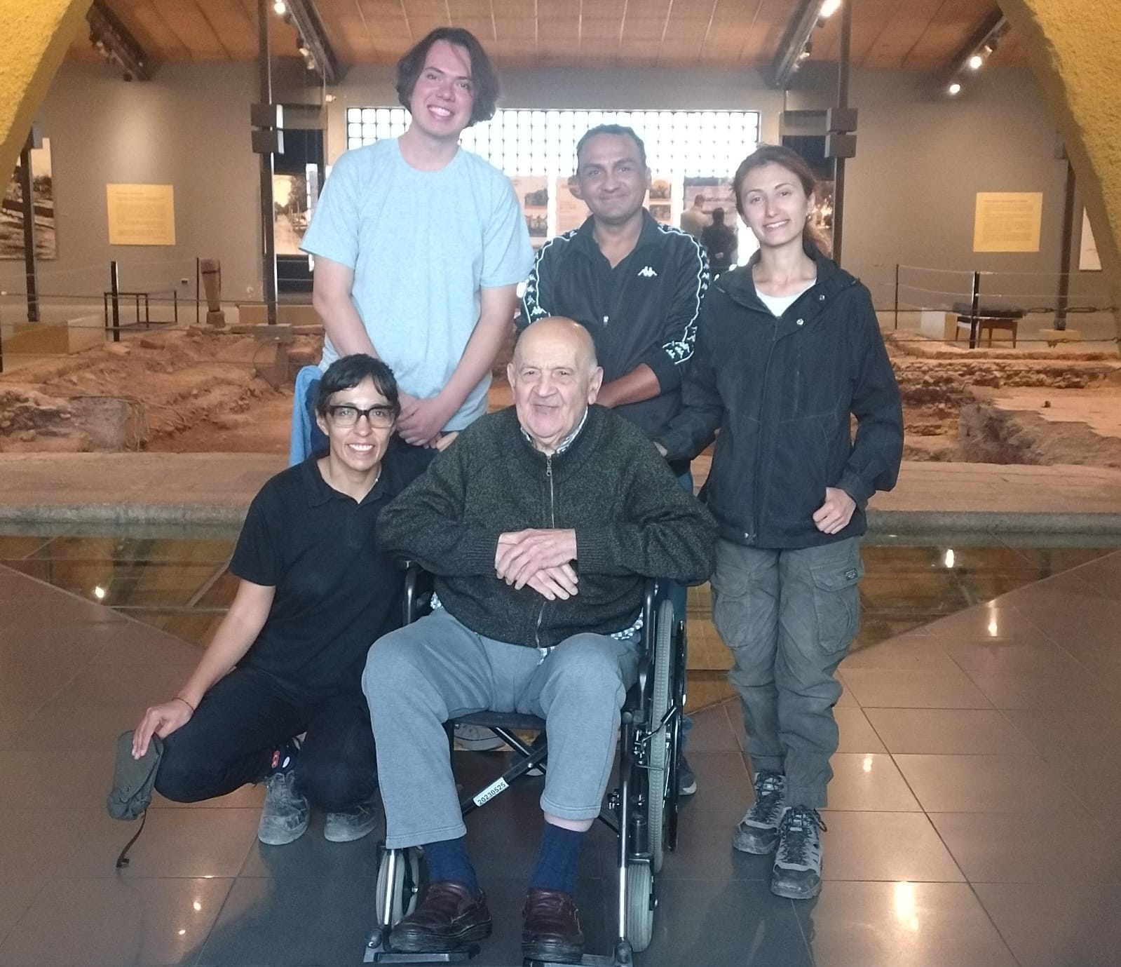 El coleccionista Angel Lembo visita el MAF (3) - copia