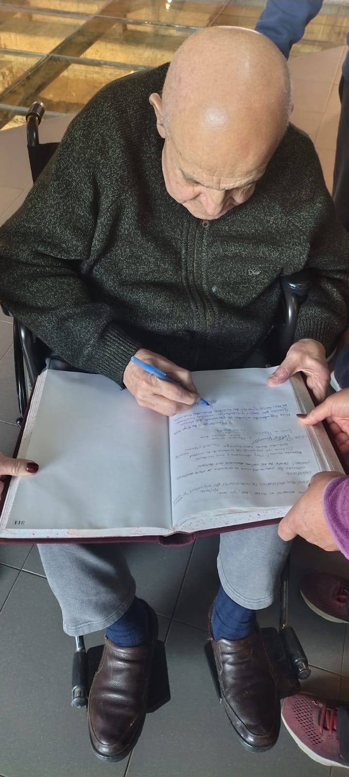 El coleccionista Angel Lembo visita el MAF (5)