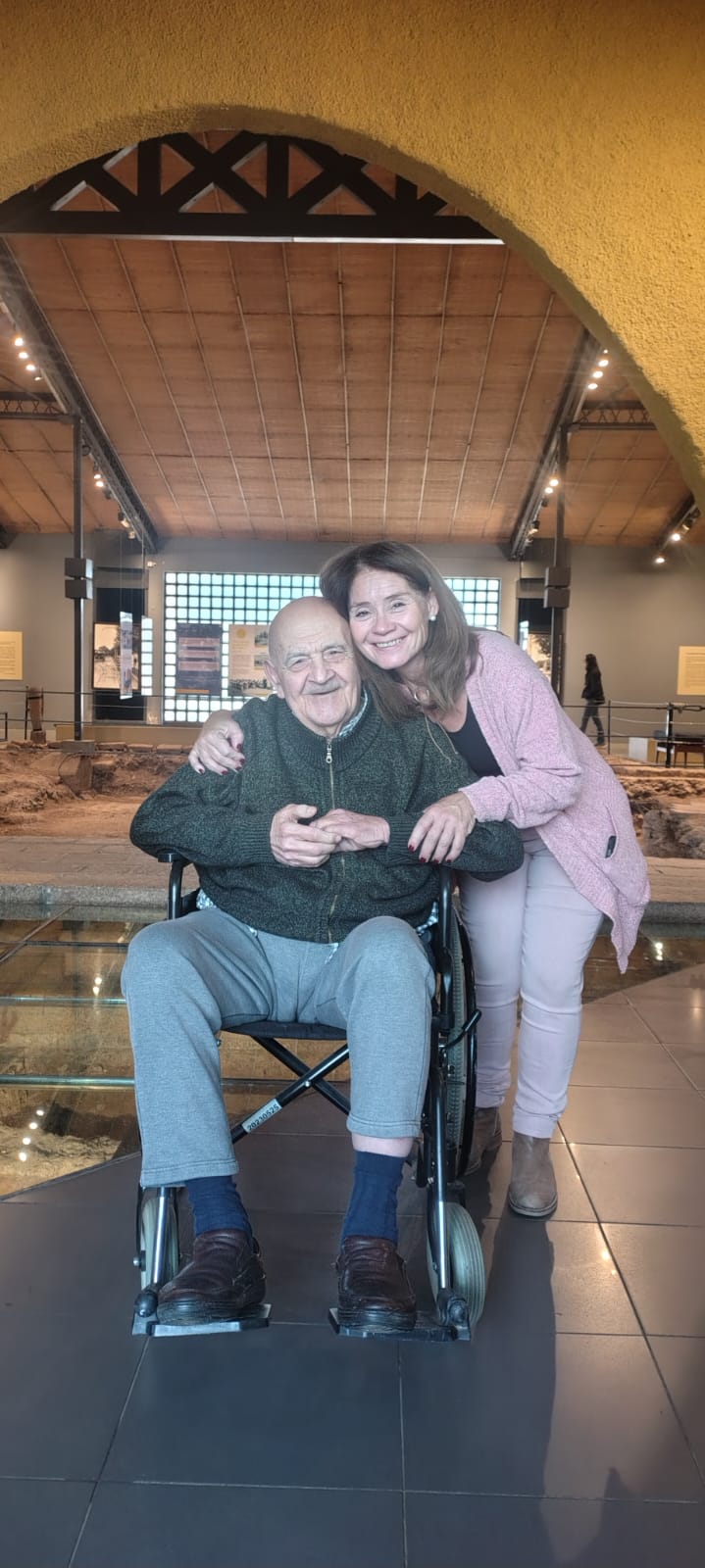 El coleccionista Angel Lembo visita el MAF aca con la directora Betina Tamiozo