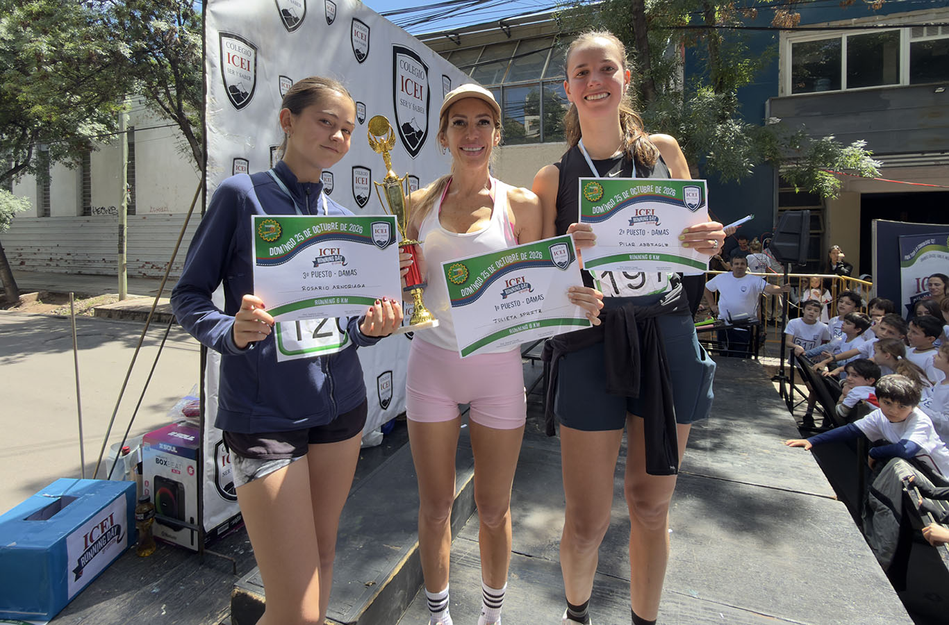 Damas 6 km Rosario Arnoriaga 3o puesto - Julieta Spitz 1o puesto - Pilar Abihaggle 2o puesto