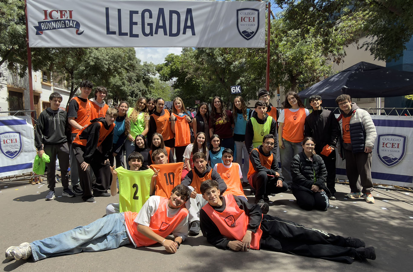 Estudiantes de 4o año colaboradores en la organización